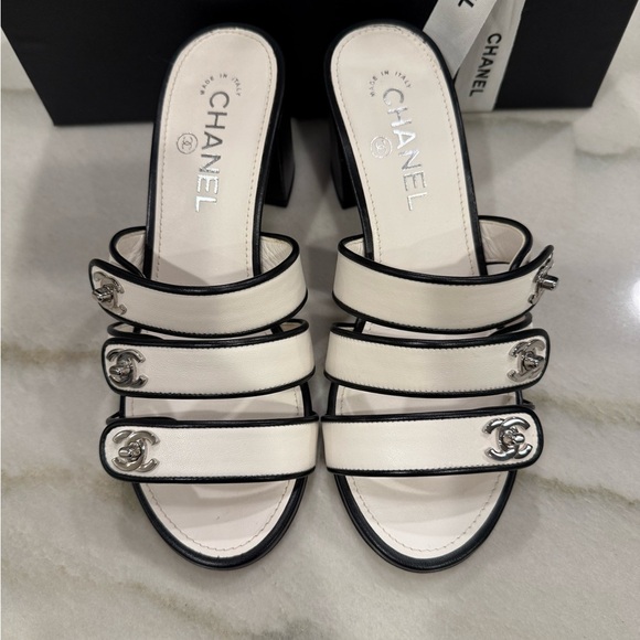 Chanel CC Turnlock Leather Sandals Size 38 White Black Mules NIB - Picture 4 of 15
